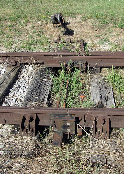 File:Railroad switch mechanical clamping mechanism.jpg