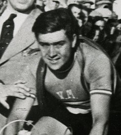 Raymond Impanis bij aankomst Dwars Door België 1949, Waregem (kolekce KOERS. Museum van de Wielersport).jpg