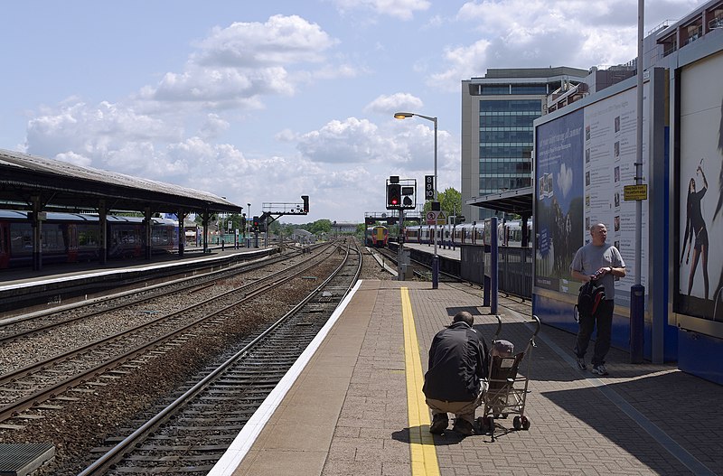 File:Reading railway station MMB 66 165102 458017.jpg