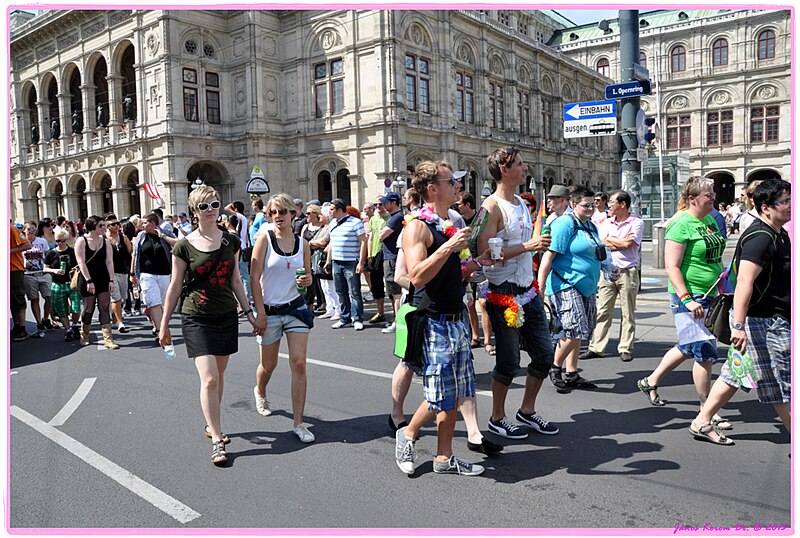 File:Regenbogenparade 2013 Wien (277) (9049435941).jpg