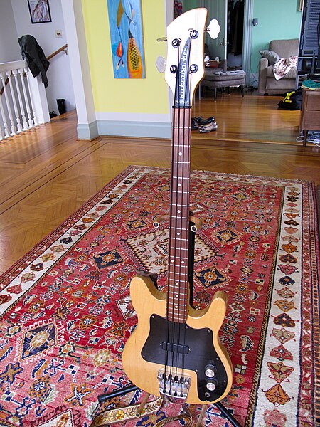 File:Rickenbacker 3000.jpg