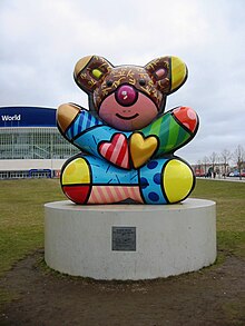 Best Buddies Friendship Bear in Berlin-Friedrichshain vor der Mercedes-Benz Arena (ehem. O2)