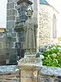 Rosnoën : statue "Vierge-Evêque" (reste de l'ancien calvaire de Roland Doré)