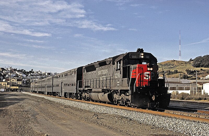 File:SP 3200 with a Peninsula Commute train at Bayshore, April 1985.jpg