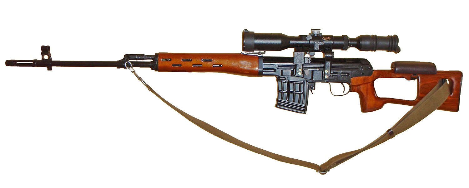 Sniper camuflado com arma de atirador nas mãos