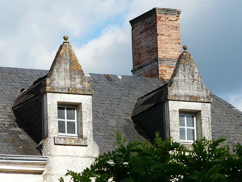 File:Saint-Paul-la-Roche château Valade lucarnes.JPG