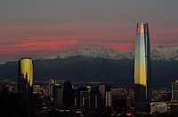 De Andes met rechts het hoogste gebouw van Zuid-Amerika, de Gran Torre Santiago