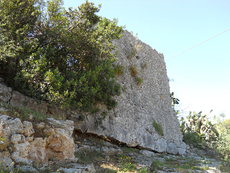 File:Santuario di Monte Sant'Angelo. Le Mura - Basamento mura in opera poligonale + op. incerta.JPG