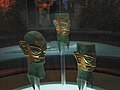Masques, bronze revêtu de feuille d'or, période Shang mais hors de son territoire. h : 42 cm env. Vers 1200. Musée de Sanxingdui, Sichuan.