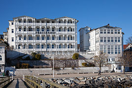 Хотели на самата плажа во Засниц (погледнати од крајбрежната патека)