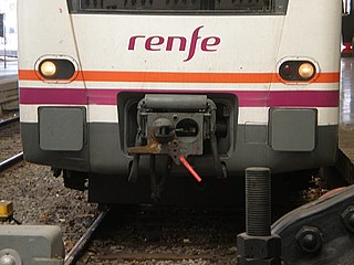 Español: Acople Scharfenberg y topes de una unidad eléctrica de la serie 448 de Renfe Operadora en la Estació de França de Barcelona.