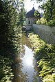 Wassergraben mit Schlossmauer und Schlosskapelle