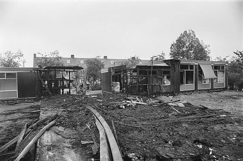 File:School in brand gestoken in Leerdam, ramen beschilderd met RMS-leuzen, Bestanddeelnr 928-8439.jpg