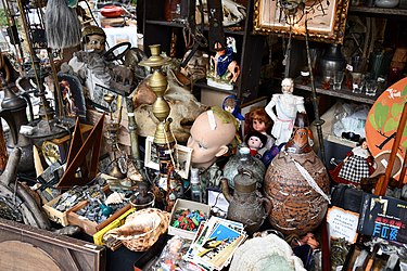 A junk shop of Ueno Park, in Tokyo (Japan). Second-hand stall Ueno Park.jpg