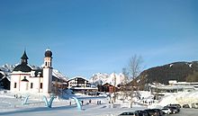 Uitzicht vanuit het zuiden op de Olympische langlaufloipe, Seekirchl, de noordelijke Karwendel-bergketen en het congrescentrum