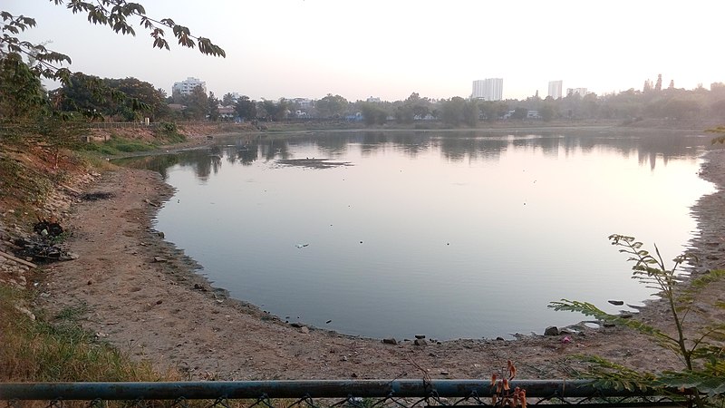 File:Seelauvanthakere Lake 2029-Apr-14.jpg