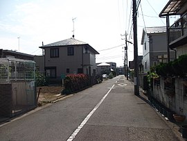 下小田中。農地、住宅、駐車場が入り混じる。