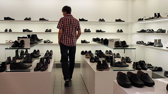 Men's shoes on display in a shopping outlet.