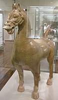 En østlig Han glasert keramisk statue av en hest med grime og hodeplagg, sent 2. århundre eller tidlig 3. århundre e.Kr.