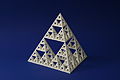 Impressão 3D de um tetraedro de Sierpinski, feito de nylon (polaamida) por G.W. Hart