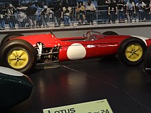 Una monoposto Lotus 24 rossa