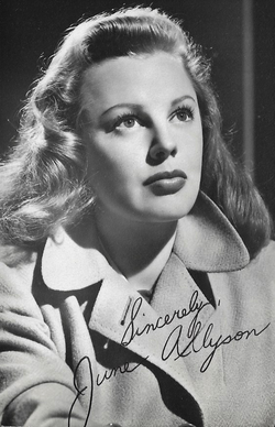 L'actriz June Allyson en una imachen d'estudio de 1946.