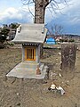 旧境内地の石祠 内部に神像の頭部と神札が祀られている。