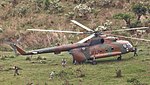 Soldații cu Batalionul 2, Regimentul 503 Infanterie, Echipa de luptă a Brigăzii 173 Infanterie, mută accidentul la elicopter, în simulare cu Armata Camerunului în timpul Acordului Central 2014.jpg