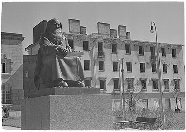 Памятник в 1944 году