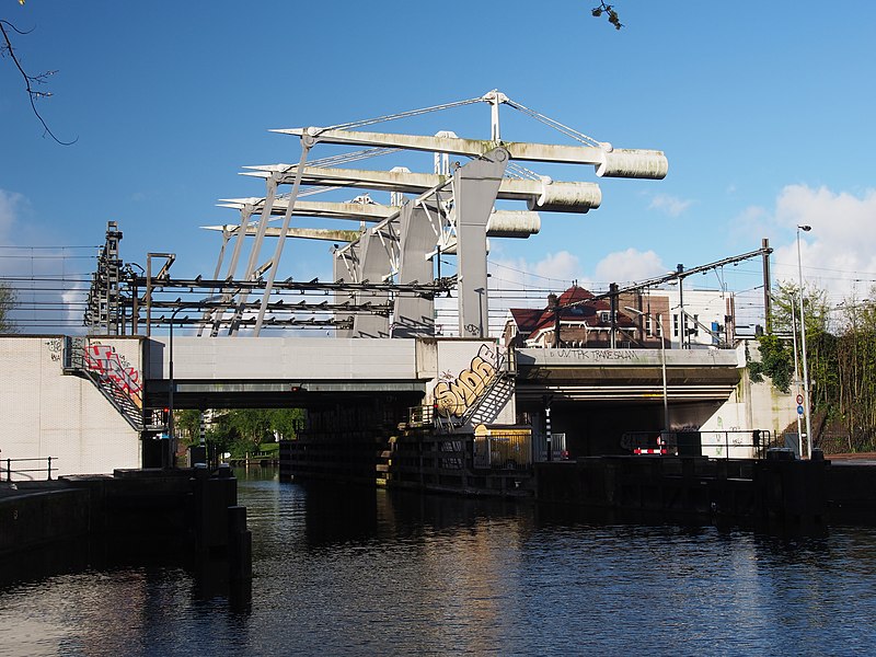 File:Spoorbrug over de Houtmankade.JPG