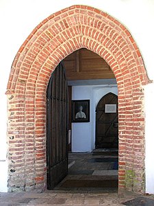 Retrat d'Edith Cavell a l'entrada sud de l'església de St. Mary, Swardeston, on el seu pare va ser vicari durant 45 anys.