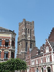 Fotografia che mostra il campanile della chiesa di Saint-Vaast