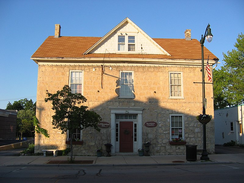 File:Stagecoach Inn, Cedarburg.jpg