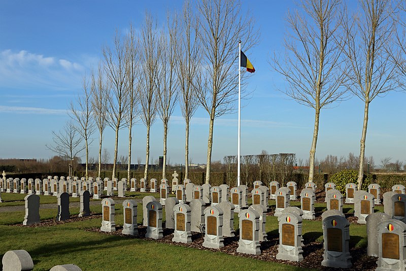 File:Steenkerke Cemetery R01.jpg