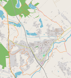 Mapa konturowa Strumienia, blisko centrum na prawo znajduje się punkt z opisem „Ratusz w Strumieniu”