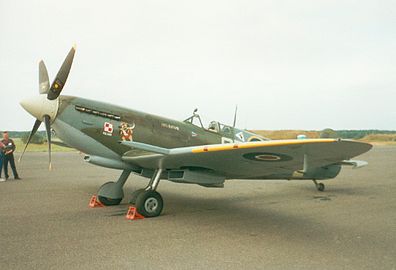 Avion Spitfire peint en vert sur le dessus comme les champs, et en bleu sur le dessous comme le ciel.