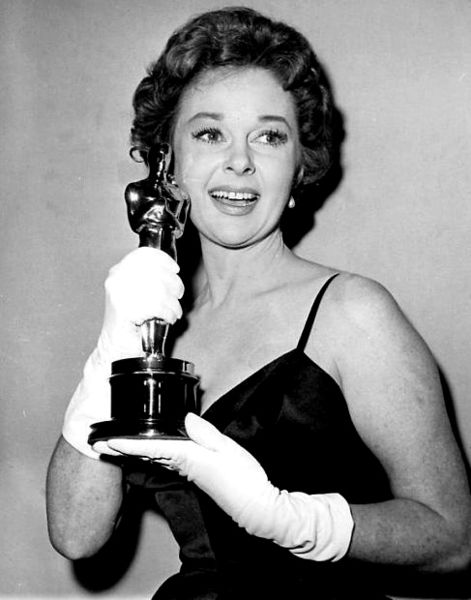 Hayward receiving an Oscar for Best Actress in I Want to Live! (1958)