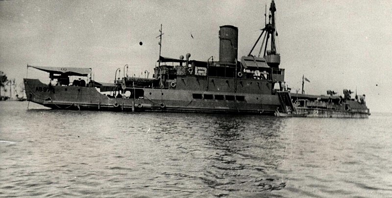 File:Sydney ferry KALANG as converted to AEME floating workshop AB97 during WW2.jpg