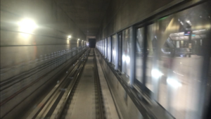 在通過的列車上觀看尚未啟用的快樂山地鐵站