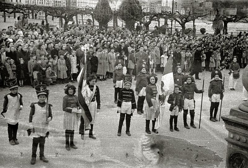 File:Tamborrada de San Sebastián (17 de 93) - Fondo Marín-Kutxa Fototeka.jpg