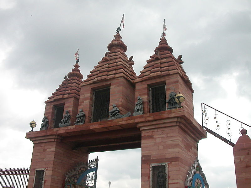 File:Temple in Radha-Kund 6, Mars 2007.jpg