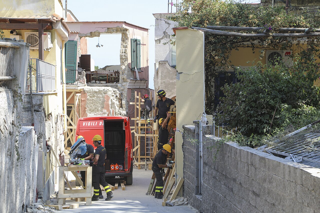 Casas destruidas por terremoto, bomberos ayudando