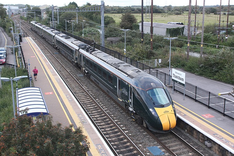 File:Thatcham - GWR 800006 Bedwyn service.JPG