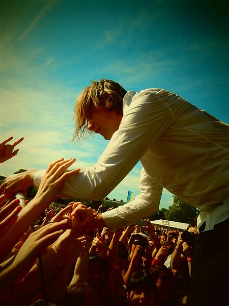 File:The Hives, Clapham Common, Calling Festival, London (19604932392).jpg