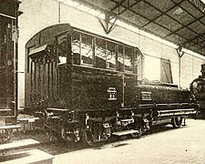 Photographie en noir et blanc de la locomotive, vue arrière avec une face plane.