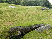Krabicový cist a dva cisterny typu dolmens (geografické 3079713) .jpg
