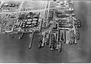 repair yard in 1945 Todd Seattle Drydock, Harbor Island in 1945 (BA 342855).jpg
