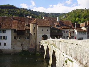 Tor mit Brücke und Städtchen.JPG