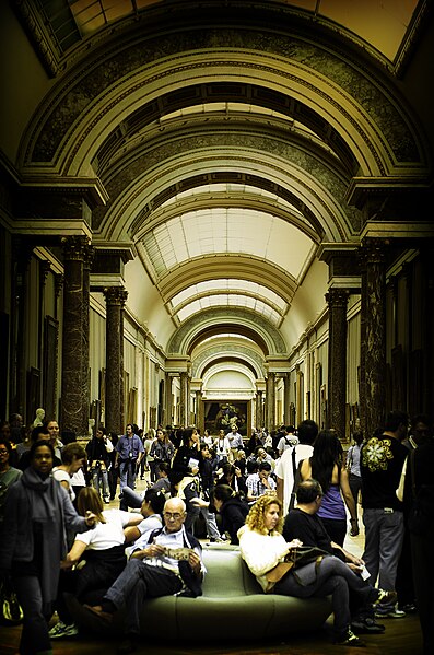 File:Tourists Grande Galerie du Louvre 01b.jpg