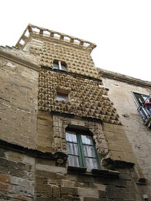 La torre in stile plataresco del Palazzo della Giudecca